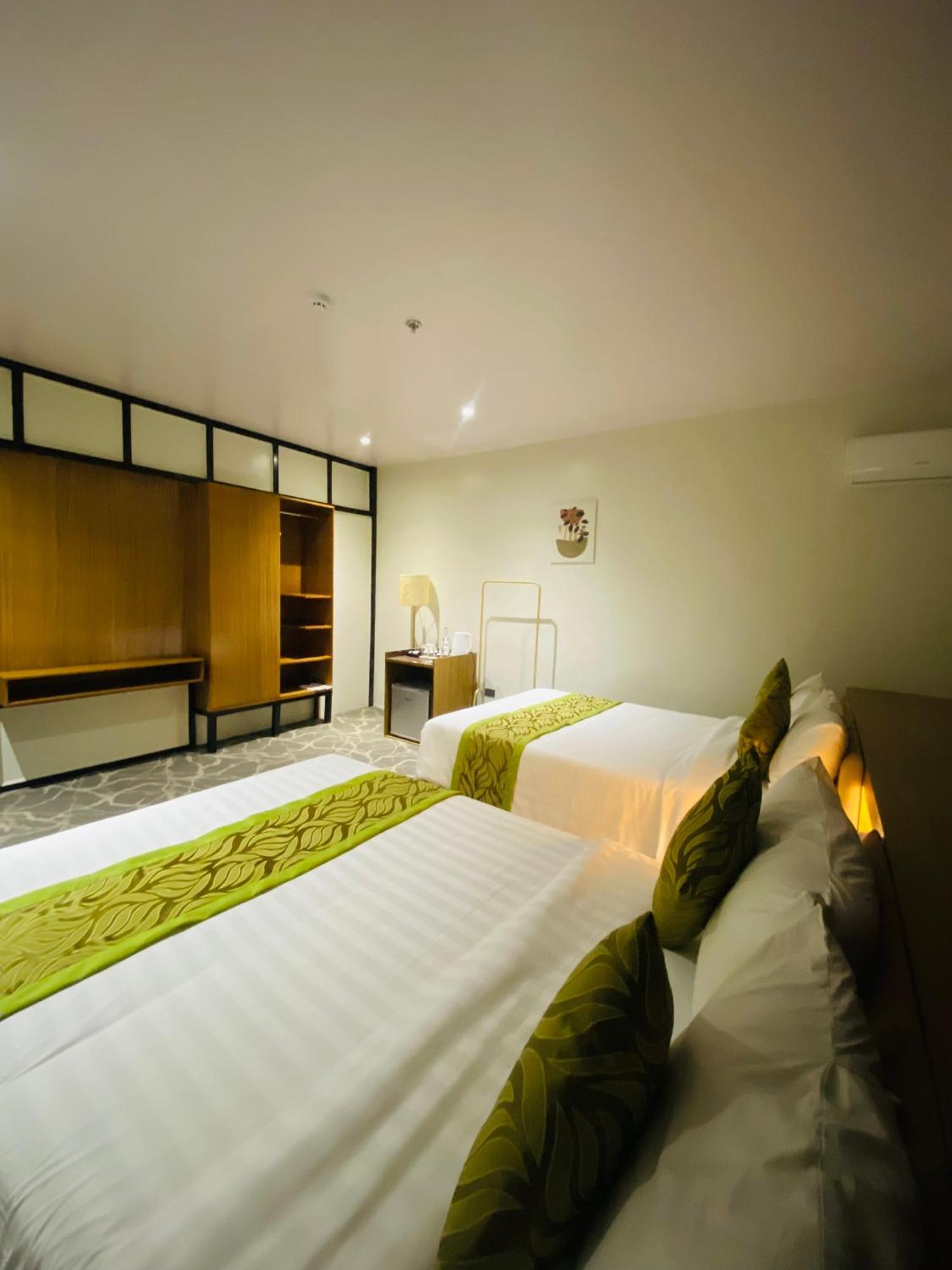 Maxi Hotel And Event Center Tagbilaran Exterior foto