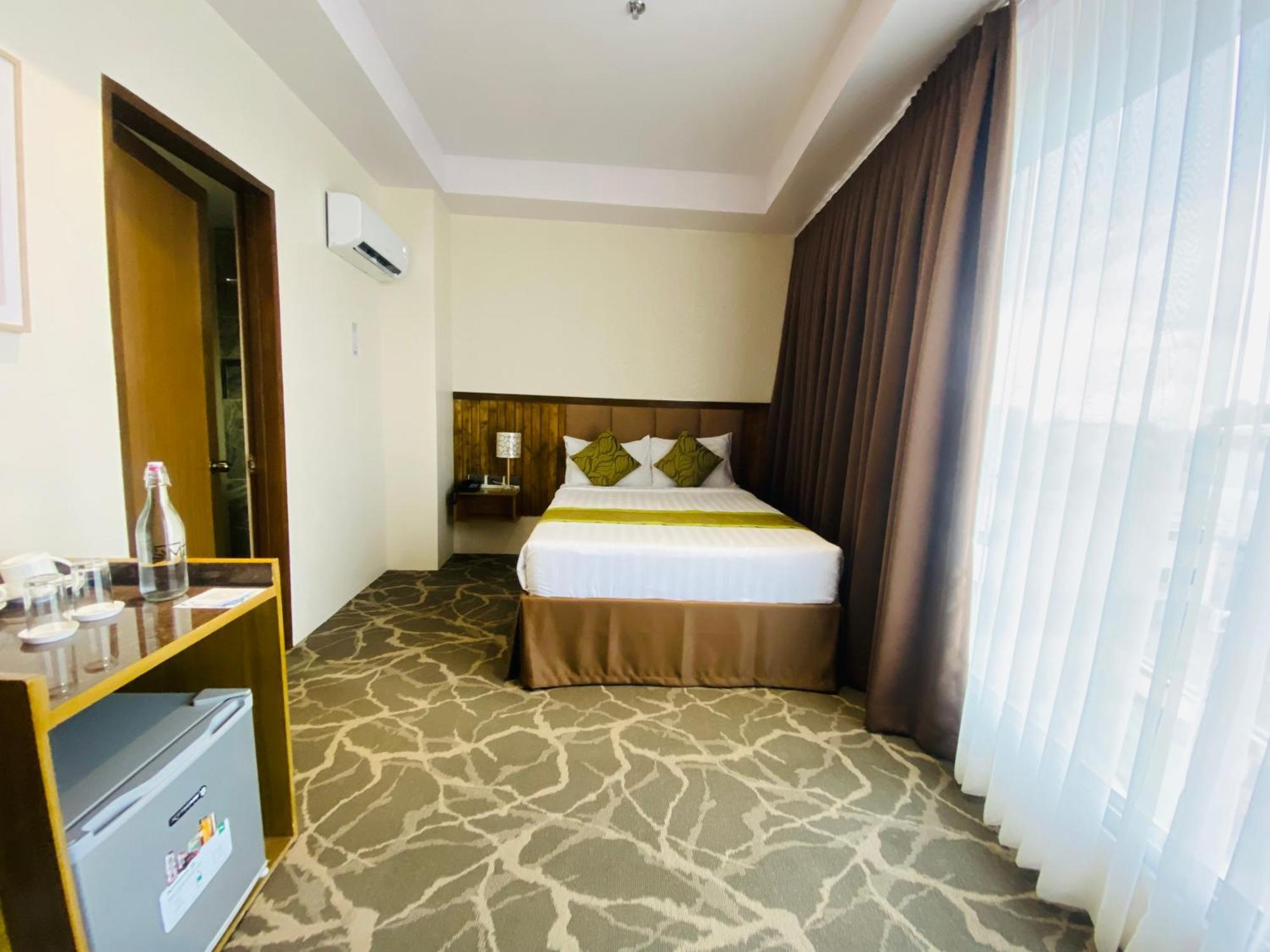 Maxi Hotel And Event Center Tagbilaran Exterior foto